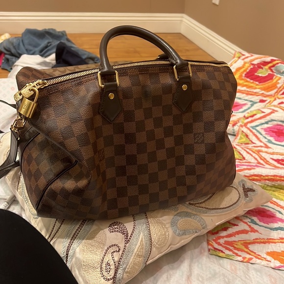 Original LV Bag perfect for travel and everyday use. - Picture 6 of 6